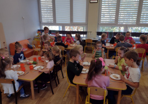 Dzieci z grupy piątej jedzą kanapki przygotowane samodzielnie