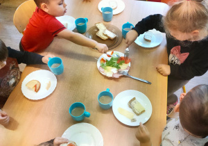 Dzieci z grupy pierwszej nakładają na kanapki swoje ulubione składniki