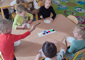 Piątka dzieci z grupy IV maluje swoje piłeczki uczuć
