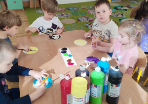 Piątka dzieci z grupy IV malują swoje piłeczki uczuć