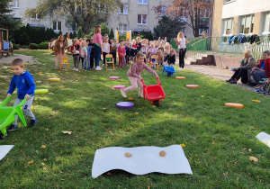 Przedszkolaki podczas konkurencji z przewożenia ziemniaków taczkami