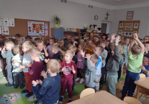 Dzieci tańczą do jednej z piosenek o bezpieczeństwie