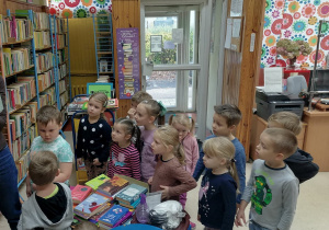 Dzieci z grupy IV stoją w bibliotece