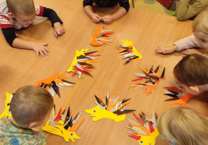 Dzieci podziwają swoje jeżyki wykonane z kolorowego papieru