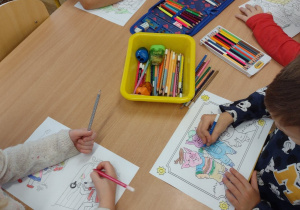 Pięcioro dzieci koloruje obrazki
