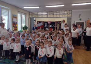 Przedszkolaki i pracownicy przedszkola podczas śpiewania hymnu narodowego