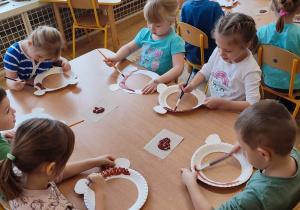 Dzieci z grupy czwartej wykonują misie z papierowych talerzyków