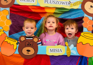 Troje dzieci z grupy pierwszej w misiowej fotobudce