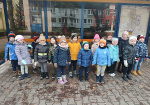 Dzieci czekają na autobus