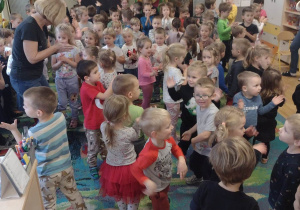 Dzieci tańczą do piosenki o postaciach z bajki