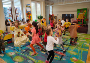 Przedszkolaki z grupy piątej tańczą do muzyki