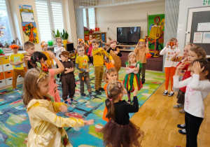 Dzieci z grupy piątej tańczą taniec Macarena