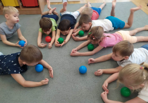 Dzieci z grupy drugiej podczas ćwiczeń