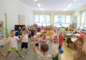 Dzieci z grupy drugiej podczas ćwiczeń z piłeczkami