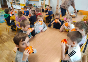 Dzieci z grupy piątej piją świeżo wyciskany sok z marchewki i jabłka