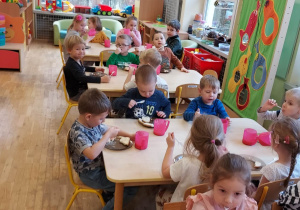 Dzieci z grupy drugiej jedzą sałatkę, którą samodzielnie przygotowali