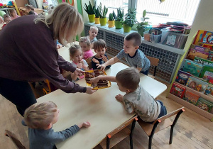 Dzieci z grupy drugiej częstują się bananowym chlebkiem