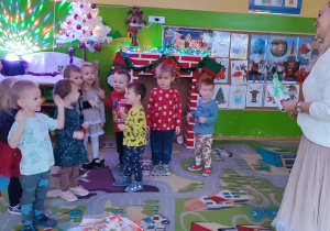 Dzieci z grupy pierwszej śpiewają piosenkę Pani Śnieżynce