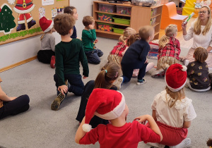 Pani Śnieżynkca przekazuje dzieciom z grupy trzeciej list od Świętego Mikołaja