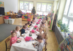 Dzieci z grupy pierwszej i drugiej podczas obiadu wigilijnego