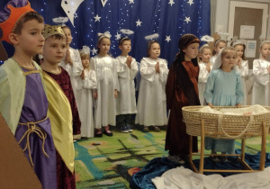 Dzieci z grupy piątej w przebraniach - dwóch królów, Józef, Maryja i dziewięć aniołków