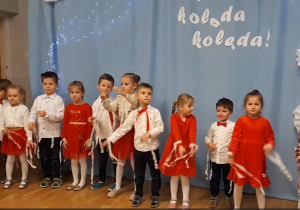 Dzieci tańczą ze wstążkami do świątecznej piosenki