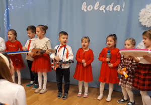 Przedszkolaki grają na instrumentach do piosenki