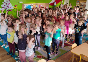 Przedszkolaki podczas tańca do piosenki