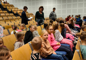 Przedszkolaki siedzą na widowni przed rozpoczęciem spektaklu