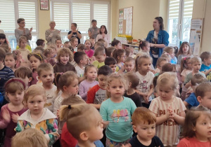 Dzieci śpiewają i klasczą podczas piosenki o lecie