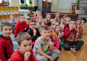Dzieci z grupy V jedzą walentynkowe lizaki