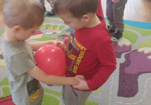 Dzieci z grupy I tańczą z balonami