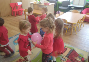 Dzieci z grupy I tańczą z balonami