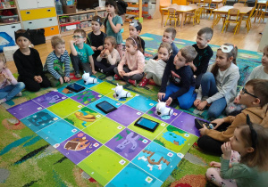 Dzieci słuchają o możliwościach robota Photon