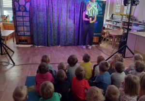 Dzieci oglądają dwie kukiełki podczas przedstawienia