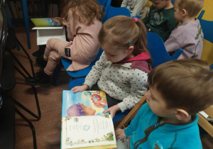 Przedszkolaki oglądają książki