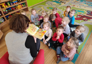 Mama Julii czyta dzieciom książkę