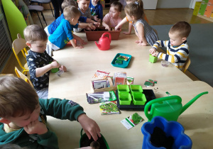 Dzieci podczas sadzenia nasion i cebulek
