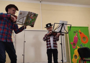 Chłopiec z nauczycielem grają na skrzypcach