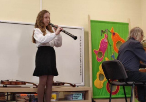 Dziewczynka gra na klarnecie