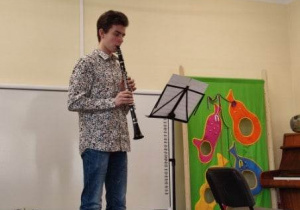 Chłopiec gra na klarnecie