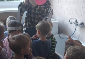 Dzieci z grupy drugiej wraz z nauczycielką znalazły swoje czwarte zadanie w pralni przedszkolnej