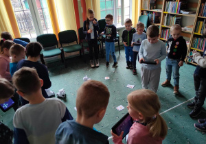 Dzieci podczas wykonywania zadań z robotami edukacyjnymi