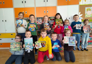 Dzieci z grupy piątej pokazują swoje ulubione książki