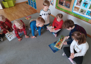 Dzieci z grupy trzeciej oglądają swoje książeczki