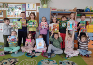 Dzieci z grupy czwartej pokazują swoje ulubione książeczki