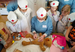 Dzieci podczas "operacji" misia