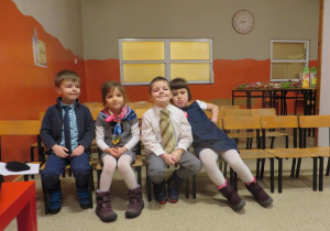 czworo dzieci z naszego przedszkola w oczekiwaniu na swój występ w Przedszkolu Miejskim nr 11