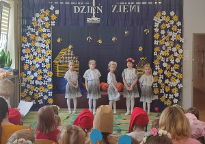 Pięć dziewczynek z naszego przedszkola podczas śpiewania piosenki "Ekologia"