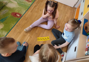 Czworo dzieci złożyło litery w wyraz banan